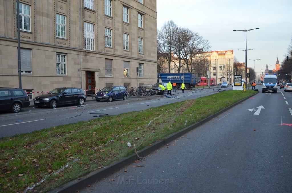 Schwerer VU LKW KVB Bus PKW Koeln Agrippinaufer Ubierring P234.JPG